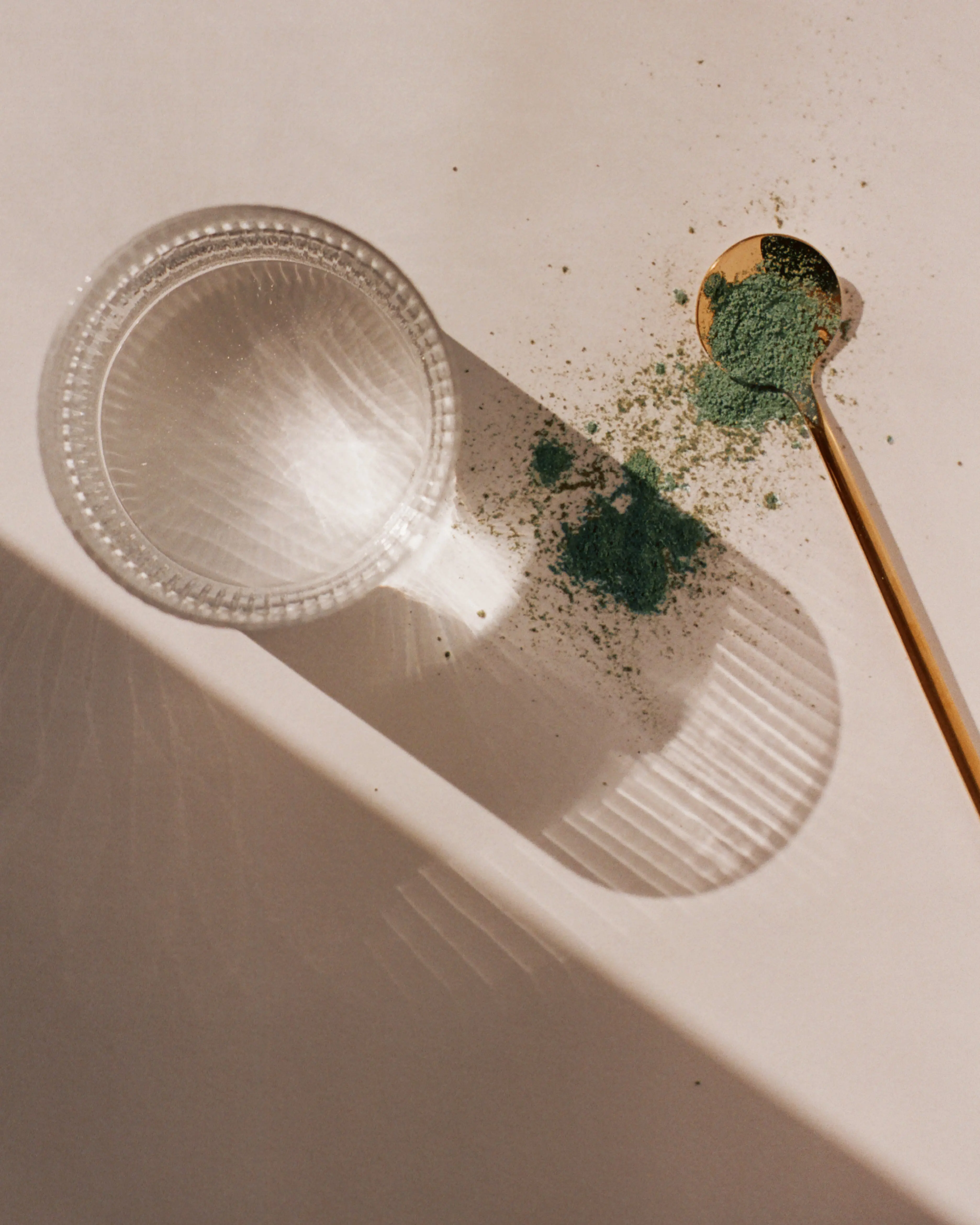 Perelel Synbiotic Green Vitamin Powder Spill