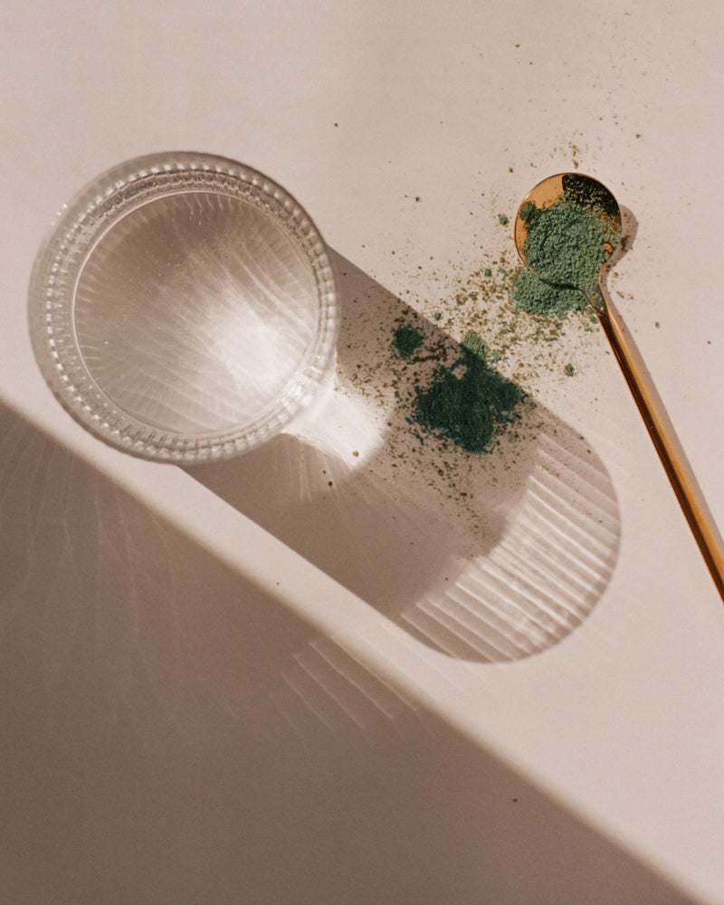 Perelel Synbiotic Green Vitamin Powder Spill